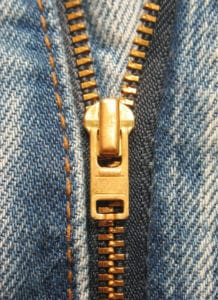 Der Reißverschluss an einer Jeans kann bei defekt repariert oder ausgetauscht werdenDer Reißverschluss an einer Jeans kann bei defekt repariert oder ausgetauscht werden
