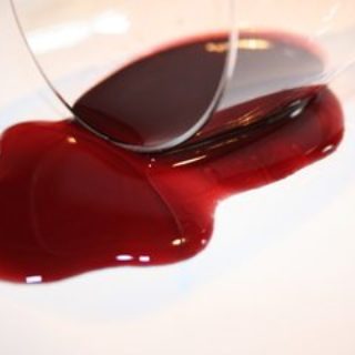 Ein frischer Rotweinfleck auf der Tischdecke - mit Hausmitteln schnell zu säubern