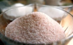 Hausmittel Salz hilft gegen eingebrannte Stoffreste in der Bügeleisensohle